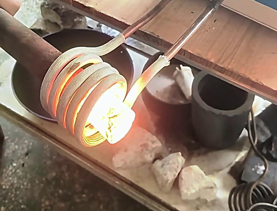 高頻機棒料加熱適用于需要快速加熱至特定溫度的應用場景，如熱處理、熱鍛、焊接等工藝。