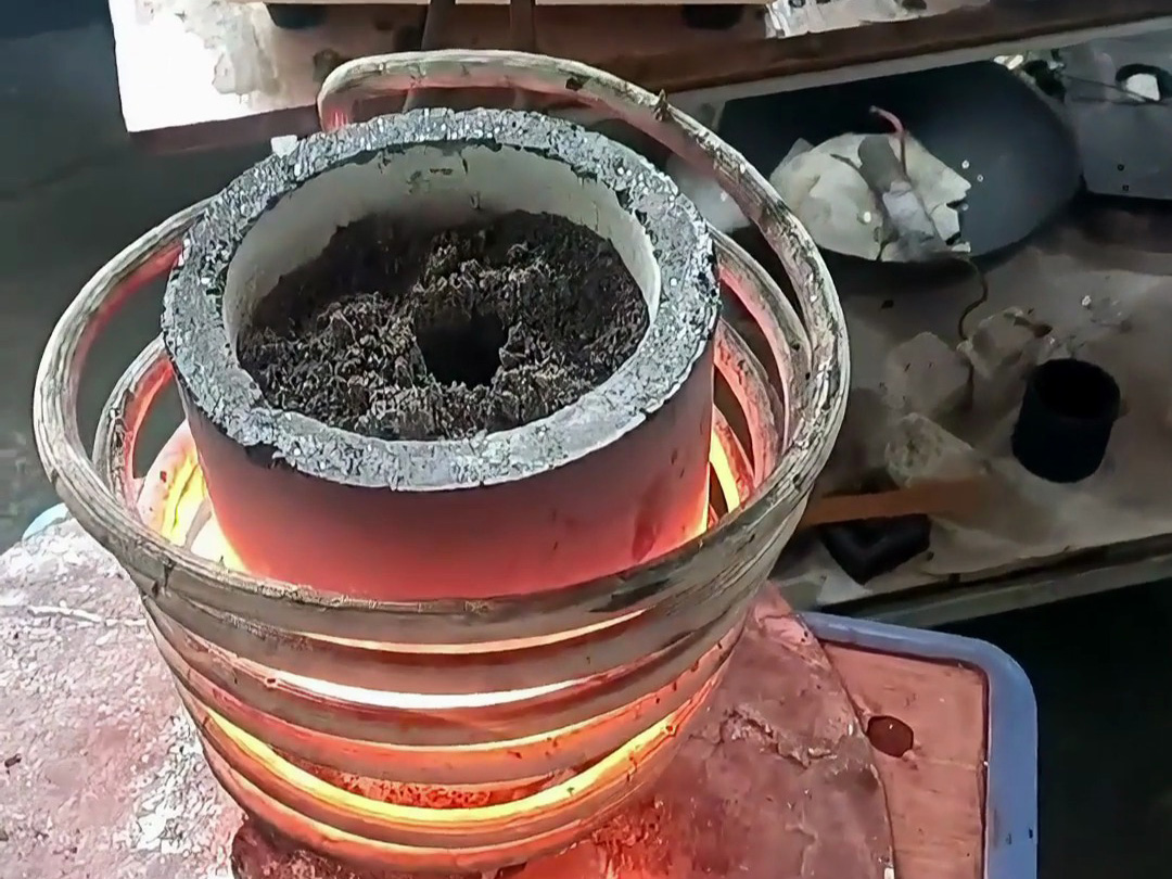 海拓高頻熔煉爐礦石熔煉實(shí)測(cè)：金屬含量達(dá)標(biāo)即可提煉，原礦篩選后輕松分離！