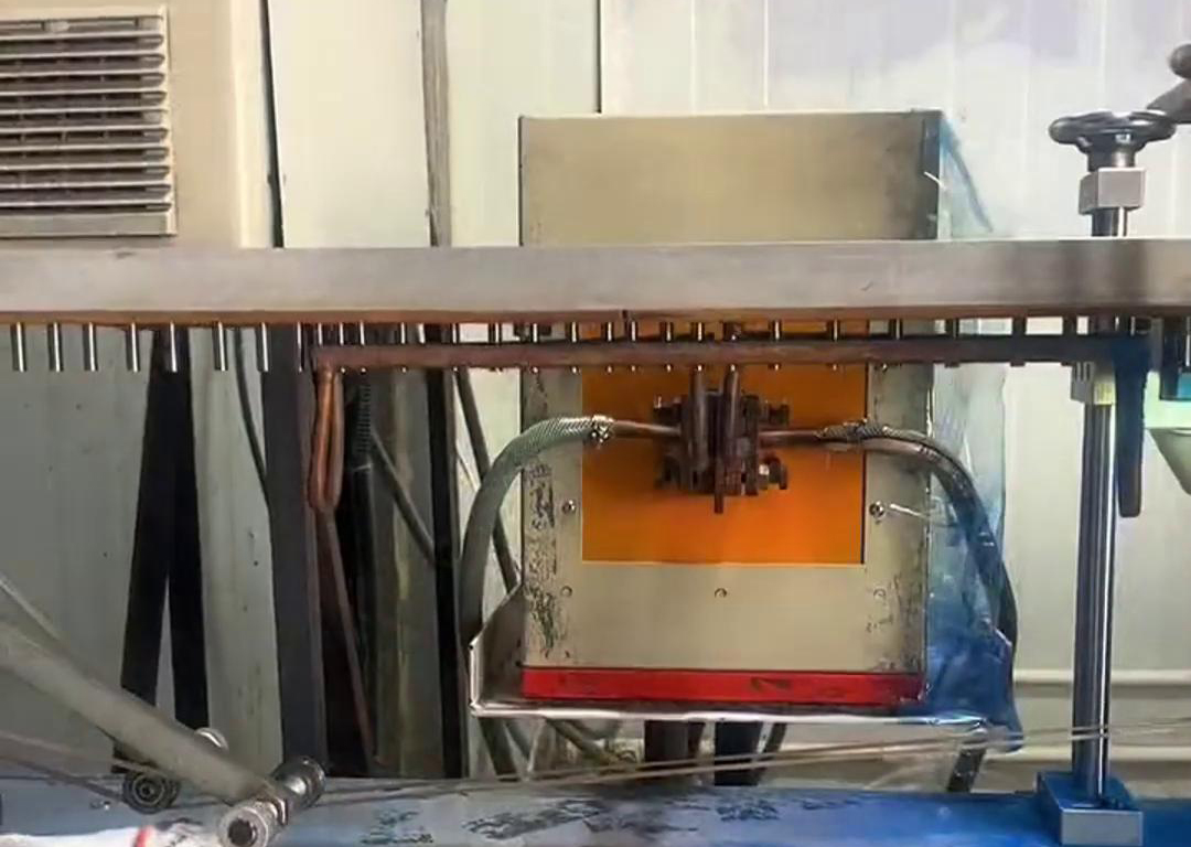通過振動盤自動化上料到輸送帶，然后高頻電源對要加熱的工件進(jìn)行局部加熱，根據(jù)工藝要求直接經(jīng)過容器 ，讓其局部覆蓋一層涂料
