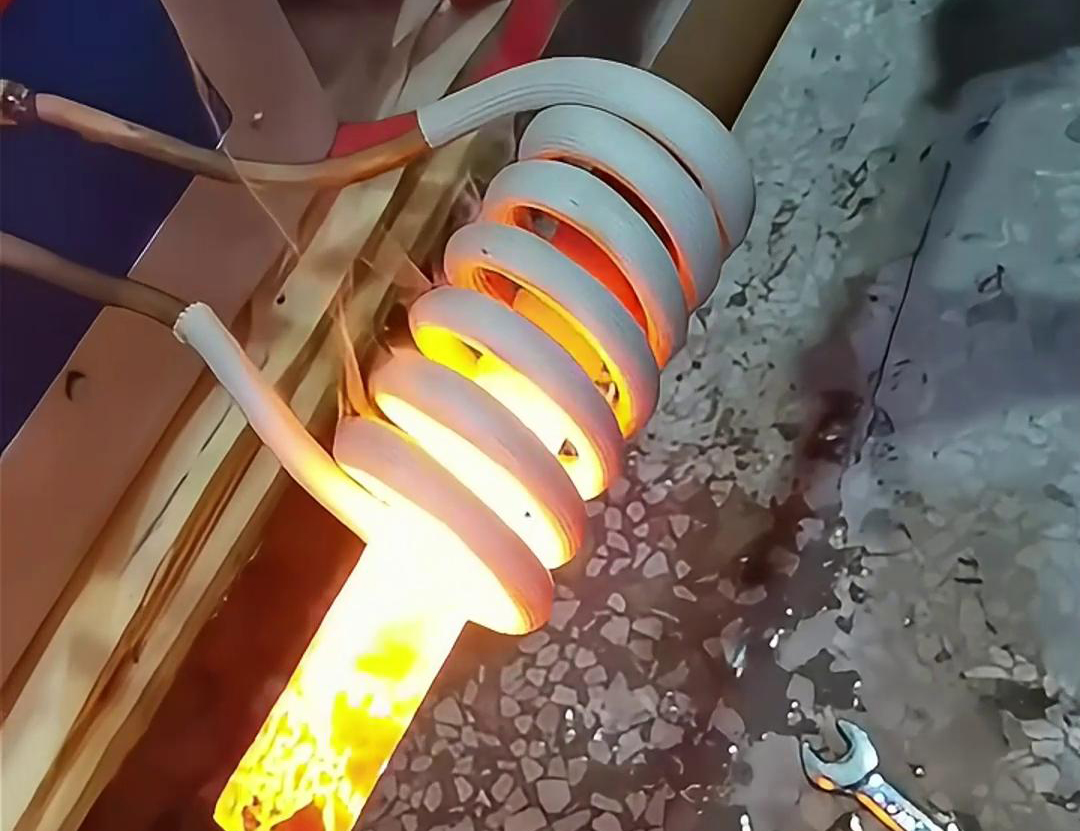 鐵棒的高頻加熱具有效率高、速度快、操作簡單等優(yōu)點(diǎn)，廣泛應(yīng)用于金屬材料加工