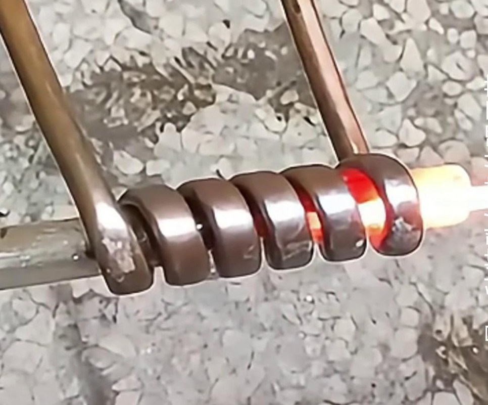 2.0鈦絲超高頻在線退火是一種特殊的熱處理工藝，用于改善鈦絲的性能和結(jié)構(gòu)