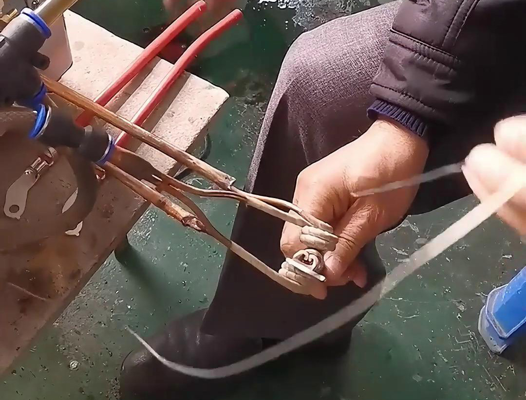 新能源線束端子錫焊用高頻焊機，提高線束端子的耐腐蝕性，延長其使用壽命